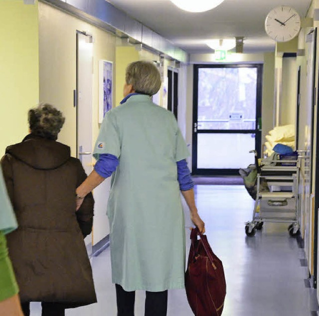 Die Grnen Dame begleiten im Kreiskrankenhaus Patienten bis in ihr Zimmer.   | Foto: Martina Proprenter
