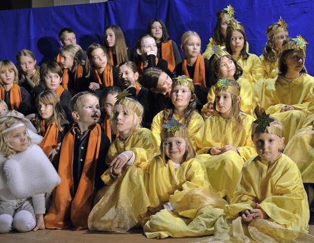 Stern ber Bethlehem: 51 Kinder fhrte...stuskirche ein Weihnachtsmusical auf.   | Foto: Britta Wieschenkmper