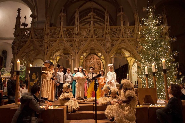 Anschaulich vermittelten die Erstkommu...cher Mnster die Weihnachtsgeschichte.  | Foto: Martin Hau