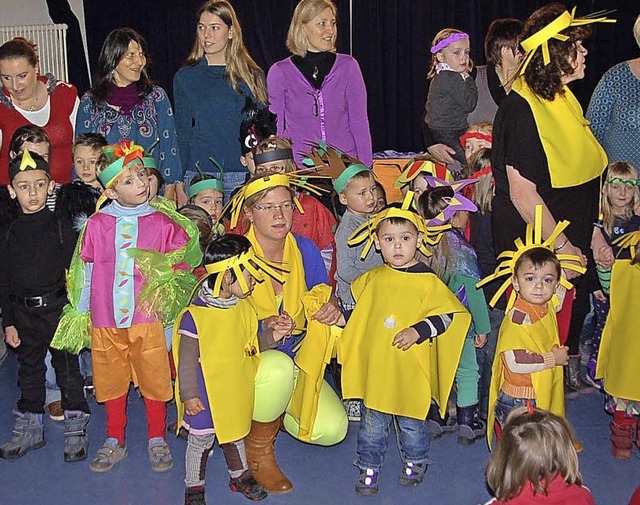 Die Kindergartenkinder bei ihrer Adventsfeier im Schnauer Brgersaal.  | Foto: Ulrike Jger