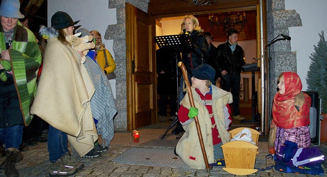 Mit einem Krippenspiel stimmen einige ...lisberger Kapelle auf Heiligabend ein.  | Foto: Barbara Weber