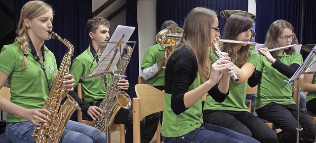 Die Jugendmusik der Stadtmusik Schnau in den neuen grnen T-Shirts   | Foto: Verena Wehrle