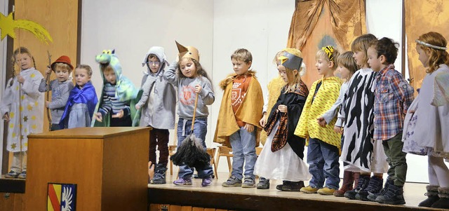 Die Kinder des KIndergartens St. Laure...er Gemeindesaal ein Krippenspiel auf.   | Foto: denys golikov