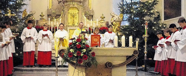 Pfarrer Ulrich Sickinger (Mitte rechts...chtstag in der Liebfrauen Pfarrkirche.  | Foto: Freudig