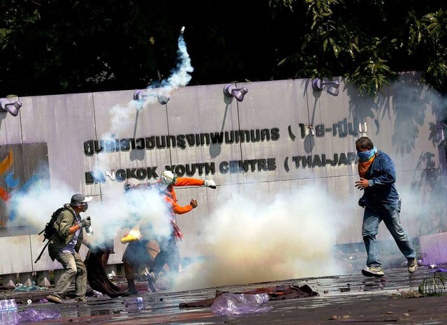 Gewalt in Bangkok: 32 Menschen wurden ... der Polizisten und der Demonstranten.  | Foto: dpa