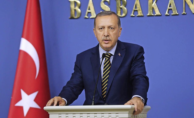 Ministerprsident Erdogan gibt die Koalitionsumbildung bekannt.   | Foto: AFP
