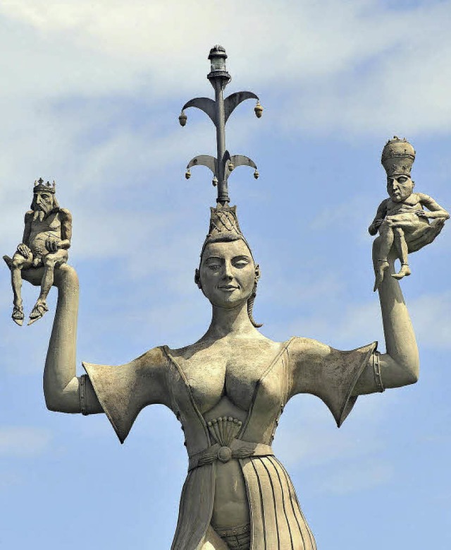 Die Imperia-Statue im Konstanzer Hafen...e Weise an das Konzil vor 600 Jahren.   | Foto: dpa