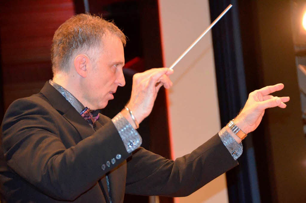 Dirigent Stephan Rinklin steht seinen Musikern an Konzentration nicht nach