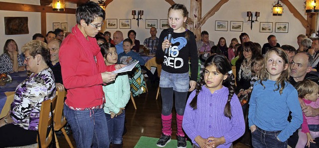 30  Schulkinder trugen mit Hilfe von E...re Geschenke Lieder und Gedichte vor.   | Foto: Privat