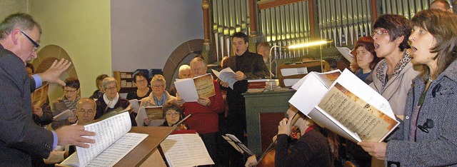 Der katholische Kirchenchor St. Antoni...g seines Dirigenten Martin Obergfll.   | Foto: W. Beck