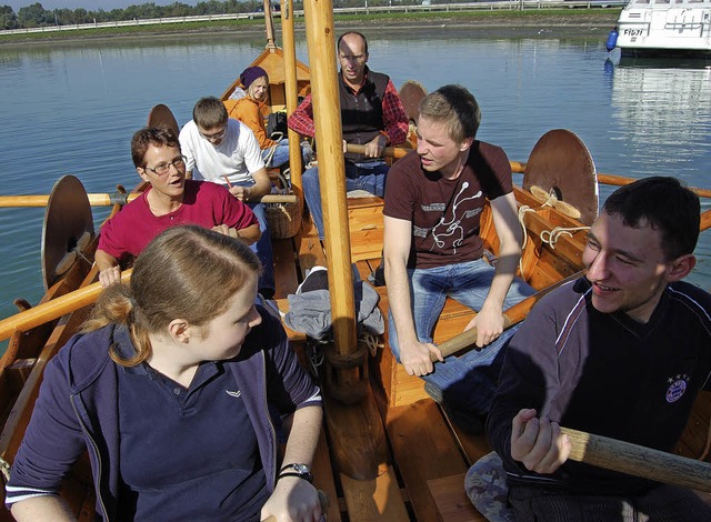 An die Riemen! Mit dem selbstgebauten Wikingerschiff auf dem Rhein unterwegs.  | Foto: H. Spth