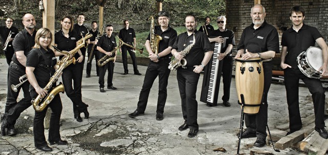 Die Doubletown Big Band mit Bandleader...s Konzert in der Lffinger Festhalle.   | Foto: Privat