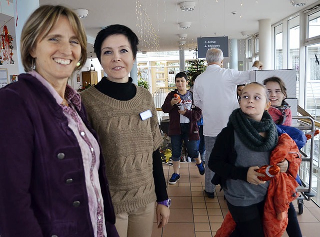 Irene Lorenz und Natalie Stenzel lassen Schler vorbeigehen.  | Foto: Peter Gerigk