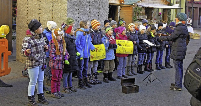 Machten Passanten in Lrrach mit Stra...chklasse 4 a der Grundschule Fahrnau.   | Foto: zvg