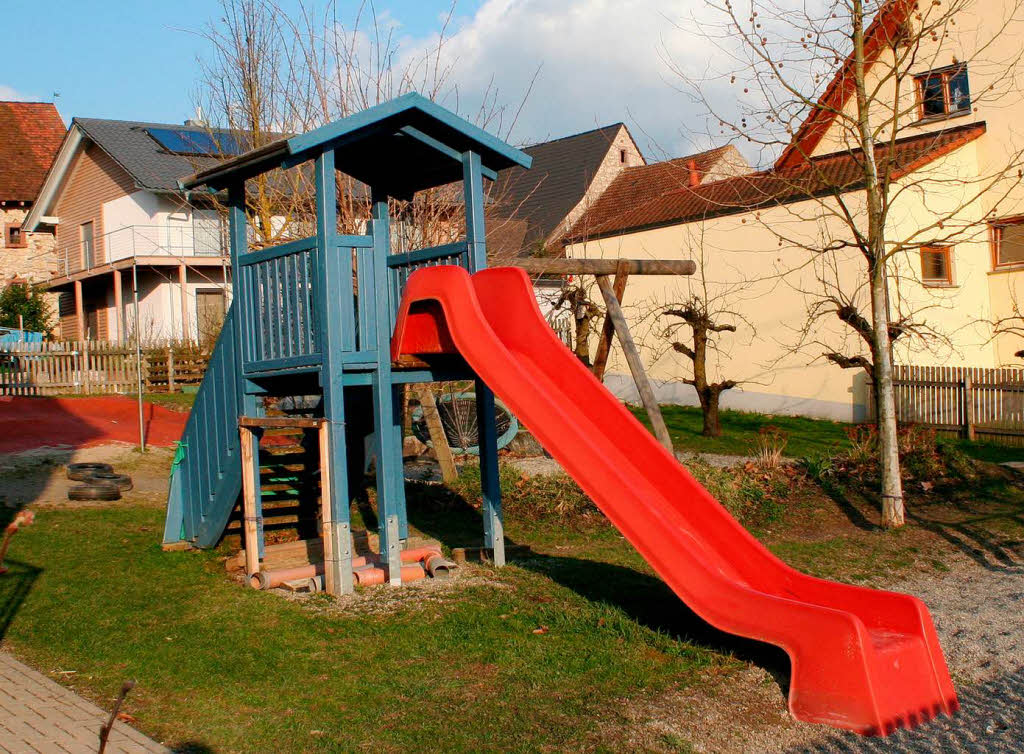 Der alte Rutschenturm am Kindergarten ist  in die Jahre gekommen, es wird beschlossen, ihn zu erneuern.