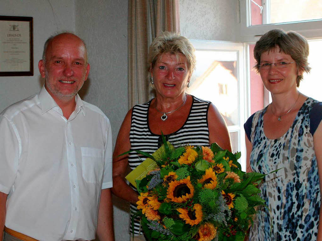 Ingeborg Streich (Mitte) wird von  Brgermeister Axel Moick und der neuen Vorsitzenden des Sportvereins  Birgit Kaiser verabschiedet