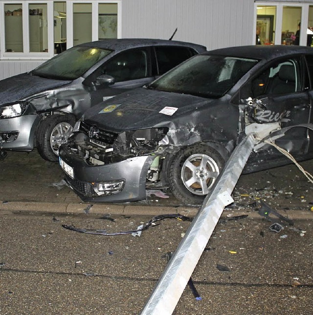 Kaputt: Schild und zwei Polos auf dem Werkstattgelnde.   | Foto: Privat