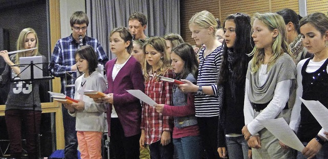 Klasse 6b beim Weihnachtskonzert im Gymnasium   | Foto: Veronika Frank