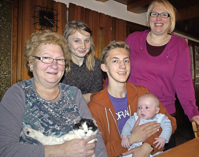 Wieder im Kreise ihrer Familie: Elfrie...Baby Henry mit Katzendame Lieselotte.   | Foto: Petra Wunderle
