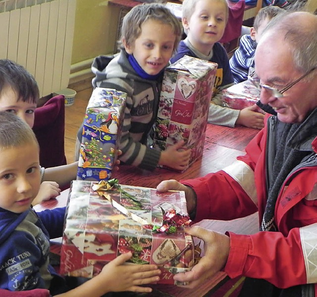 Die Verteilung der Weihnachtspakete is...uch zuknftig mit organisieren mchte.  | Foto: bz