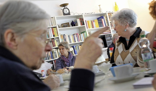 Die WG kann auch fr Senioren ein Them...nkfurt, wo 14  Rentner zusammenleben.   | Foto: dpa