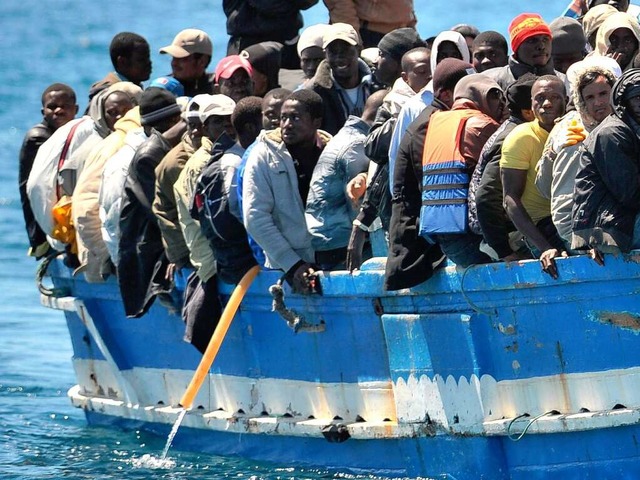 Jeder Platz besetzt: Flchtlingsboot vor Lampedusa  | Foto: dpa