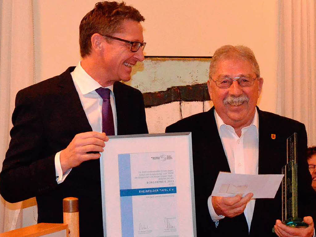 Groe Freude: Stiftungsratsvorsitzender Rainer Liebenow (links) bergibt an Helmut Moser den Brgerpreis fr die Tafel.