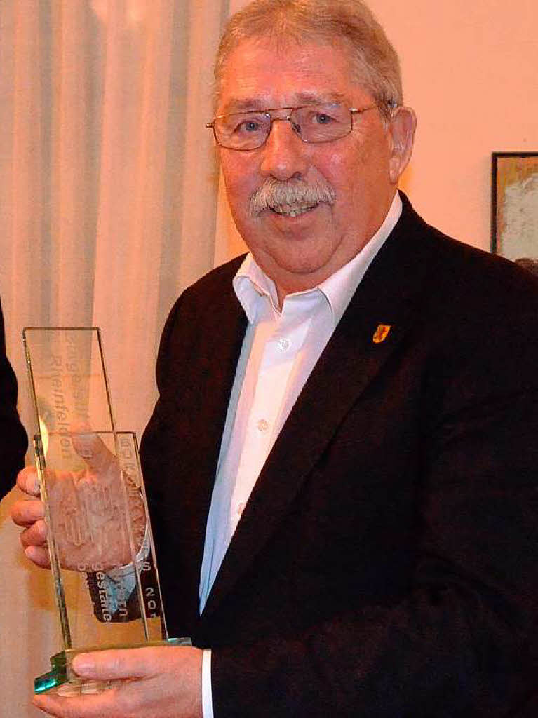 Der Vorsitzende des Tafelladens, Helmut Moser, nimmt den Brgerpreis entgegen.