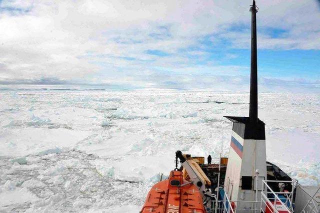 Eisbrecher gibt auf: Keine Rettung fr Schiff im Polareis