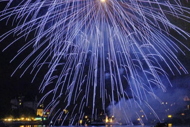 Imposantes Feuerwerk ber dem Rhein
