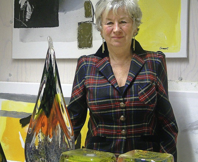Die Malerin und Glasknstlerin Hedwig Emmert in ihrem Atelier.  | Foto: r.frey