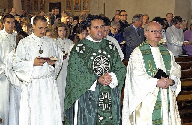 Pfarrer Thorsten Becker (Mitte) bei der  Verabschiedung.  | Foto: Schweizer