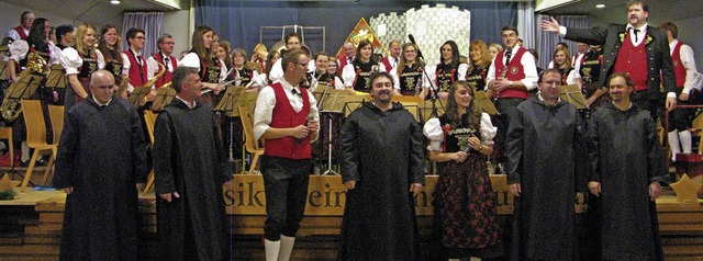 Der Schlussakkord mit Musikverein, Dir...richtige Atmosphre verliehen hatten.   | Foto: Ulrike Spiegelhalter