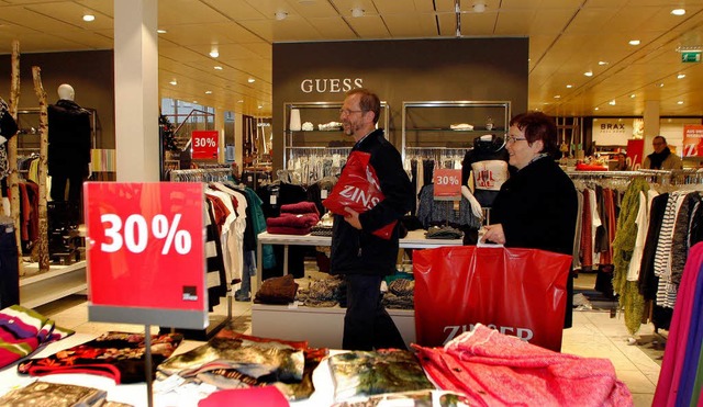 Die Lahrer Modegeschfte versuchten, mit Rabatten den Verkauf anzukurbeln.  | Foto: Heidi Foessel