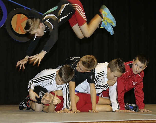 Akrobatische Hochleistungen, einen ori...om TuS Weitenau bei der  Jahresfeier.   | Foto: Hans-Jrgen Hege