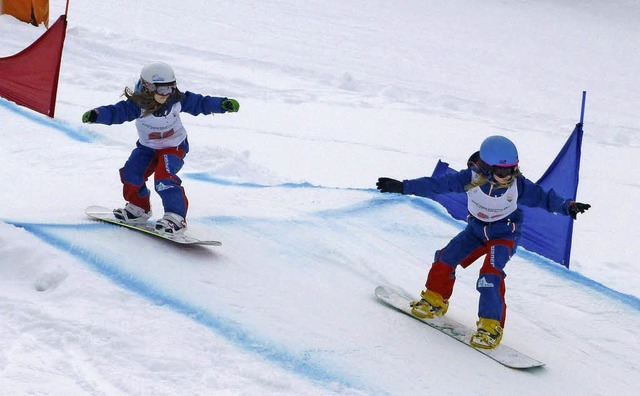 Junge Snowboardcrosserinnen in ihrem E...den Haaren geht es dem Ziel entgegen.   | Foto: ZVS