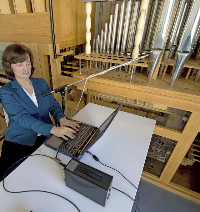 Die Physikerin Judith Angster an der F...-Instituts fr Bauphysik in Stuttgart   | Foto: dpa