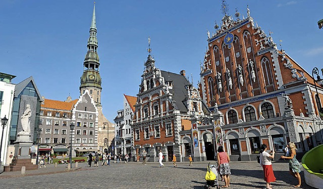 Ein Traum weit im Osten &#8211; der Rathausplatz von Riga   | Foto: dpa