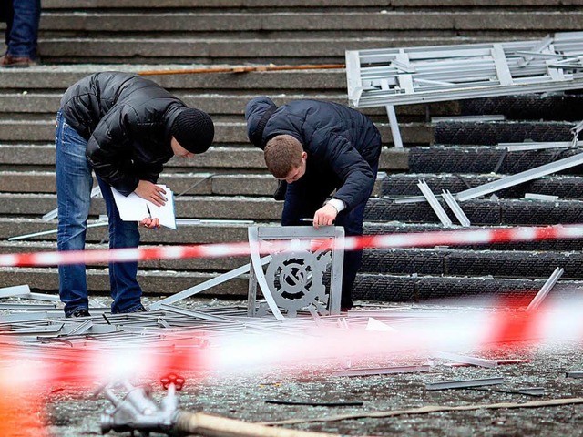 Am Sonntag untersuchten Ermittler in Wolgograd den Ort der Explosion.  | Foto: AFP