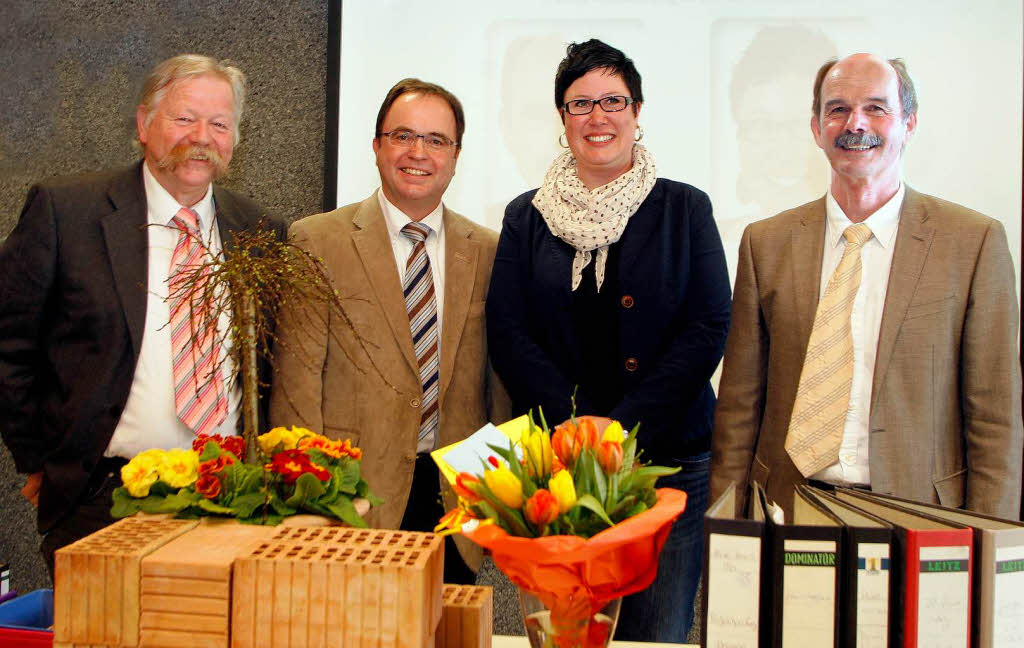 Die Neue Konrektorin an de Seelbacher Schule, Diana Frei mit, umrahmt von (von links) Joachim Schwab, Brgermeister Thomas Schfer und Gerd Hilberer