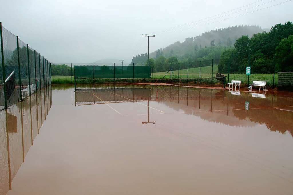 Der Tennisplatz in Seelbach ist berschwemmt.