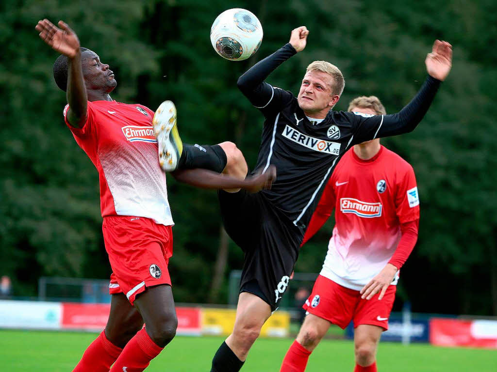 Oktober: SC Freiburg gegen Sandhausen im Stadion Dammenmhle