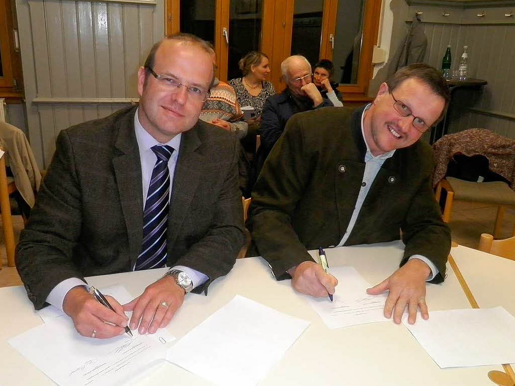 Brgermeister Alexander Schrder (links) und der Geschftsfhrer der Europa-Farm, Eugen Gppert, unterzeichnen den stdtebaulichen Vertrag.