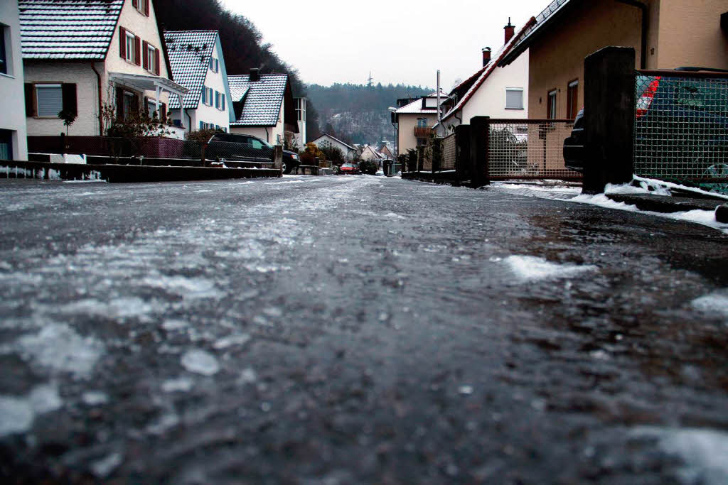 Januar: Gefrierender Regen macht die Straßen glatt. Januar: Gefrierender Regen macht die Straßen glatt.