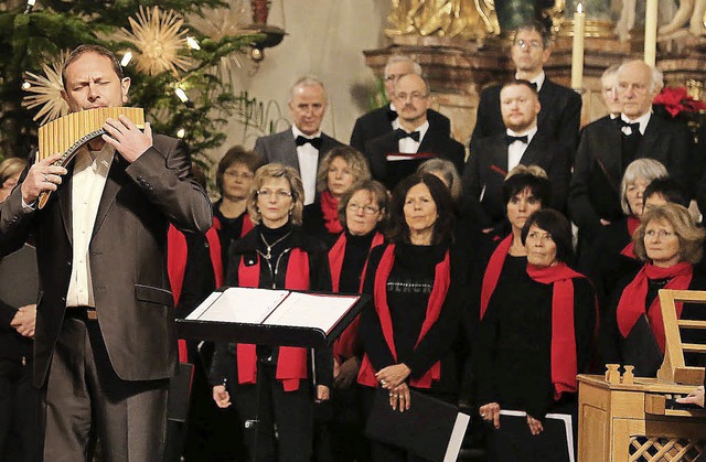 Oscar Javelot und der Kirchenchor St. Mrgen  | Foto: Heinrich Fehrenbach