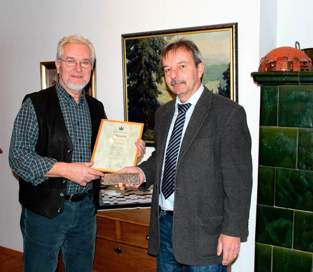 Brgermeister Gerd Schweinlin bei der bergabe der Verdienstmedaille der Gemeinde an Karlheinz Beyerle.