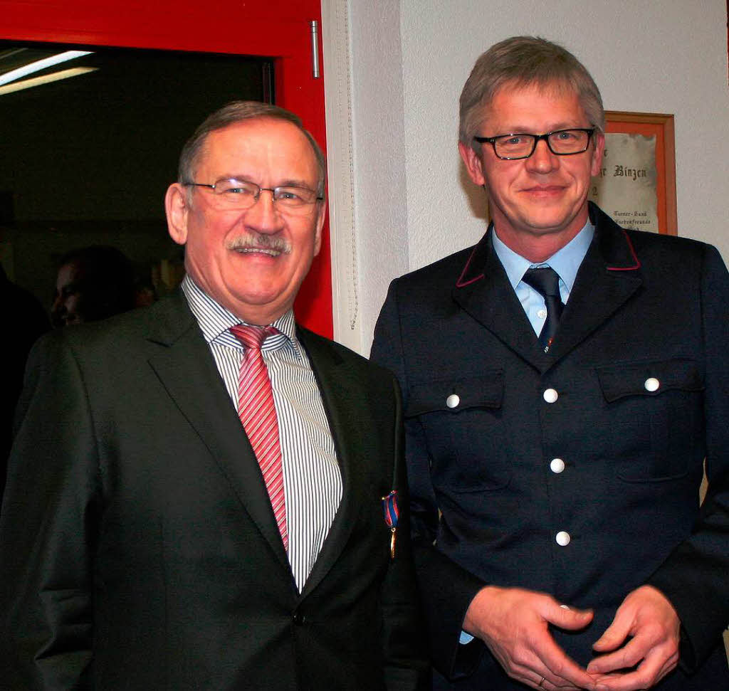 Gnter Lenke (rechts) zeichnete Ulrich May mit der Deutschen Feuerwehrehrenmedaille aus.