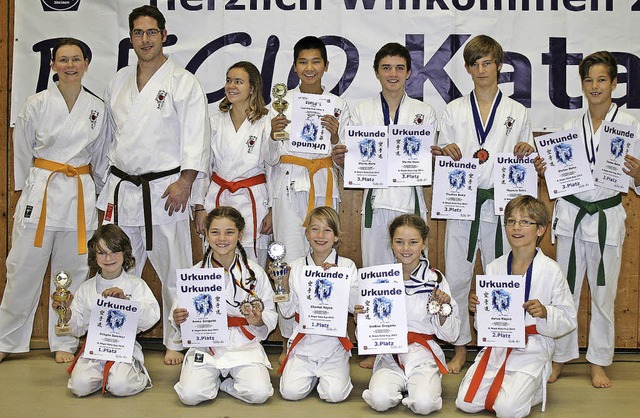 Fette Ausbeute: Die Karatekmpfer des ...igen stolz die Urkunden und Medaillen.  | Foto: UMS