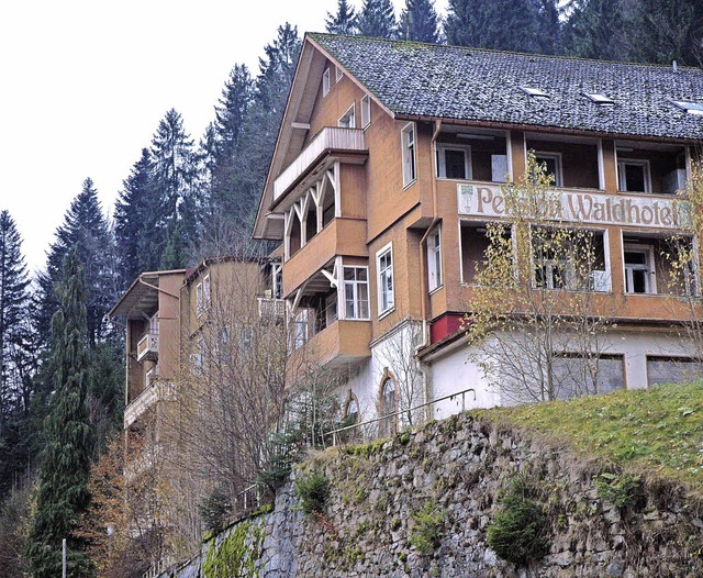 Das Waldhotel (links), von Todtmoos be...zt wird auf Schnee im Januar gehofft.   | Foto: Archivfotos: sahli