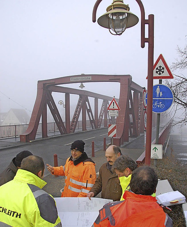 Sanierungsbedrftig: Friedensbrcke ber die Bahngleise   | Foto: Lauber